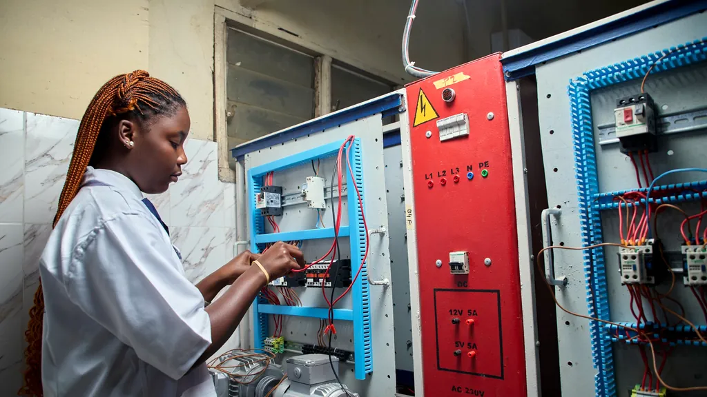 Técnica a montar ligações num quadro eléctrico industrial durante uma formação