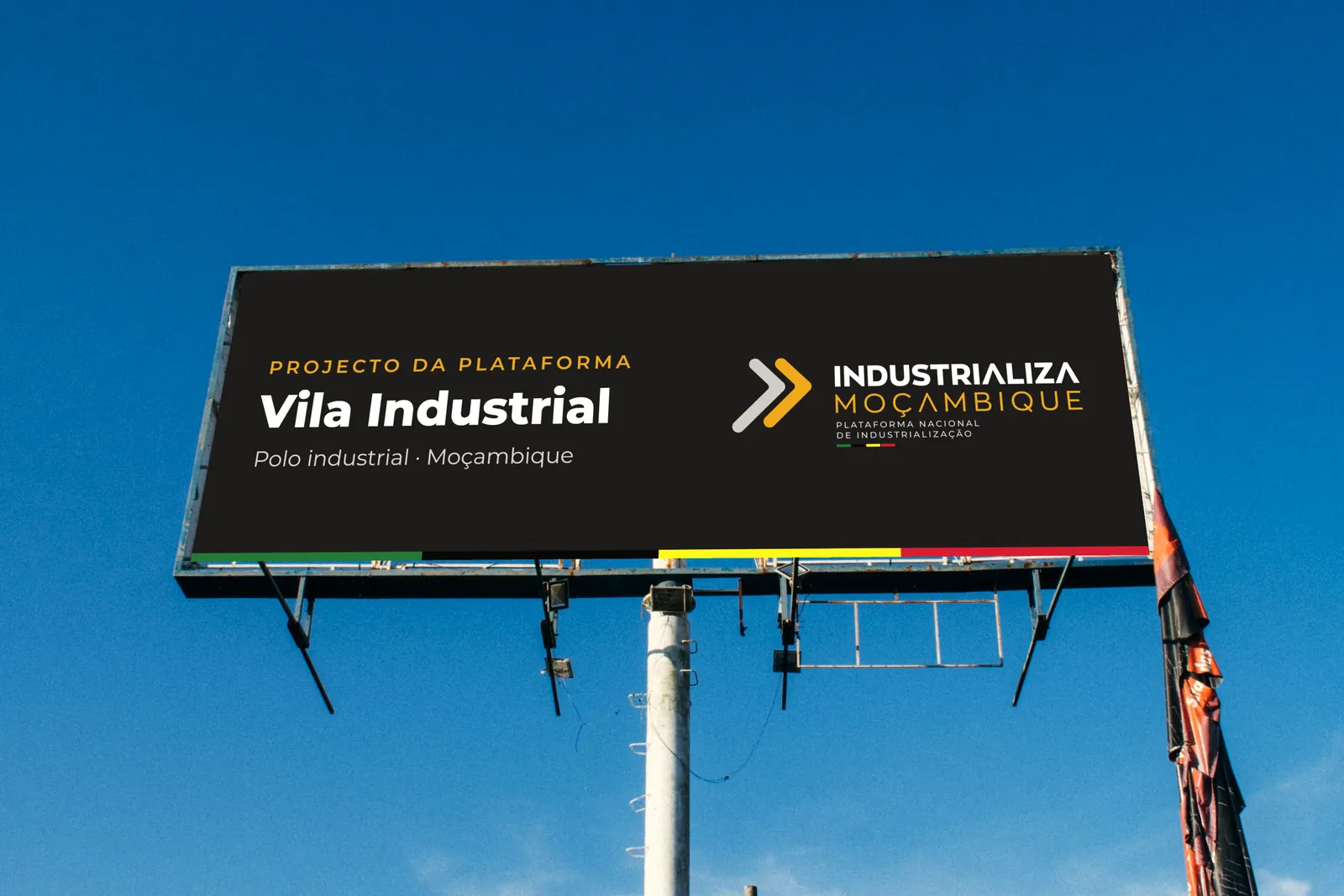 Simulação de uma placa de projecto da plataforma, em fundo carvão com o logótipo, numa estrutura metálica contra o céu